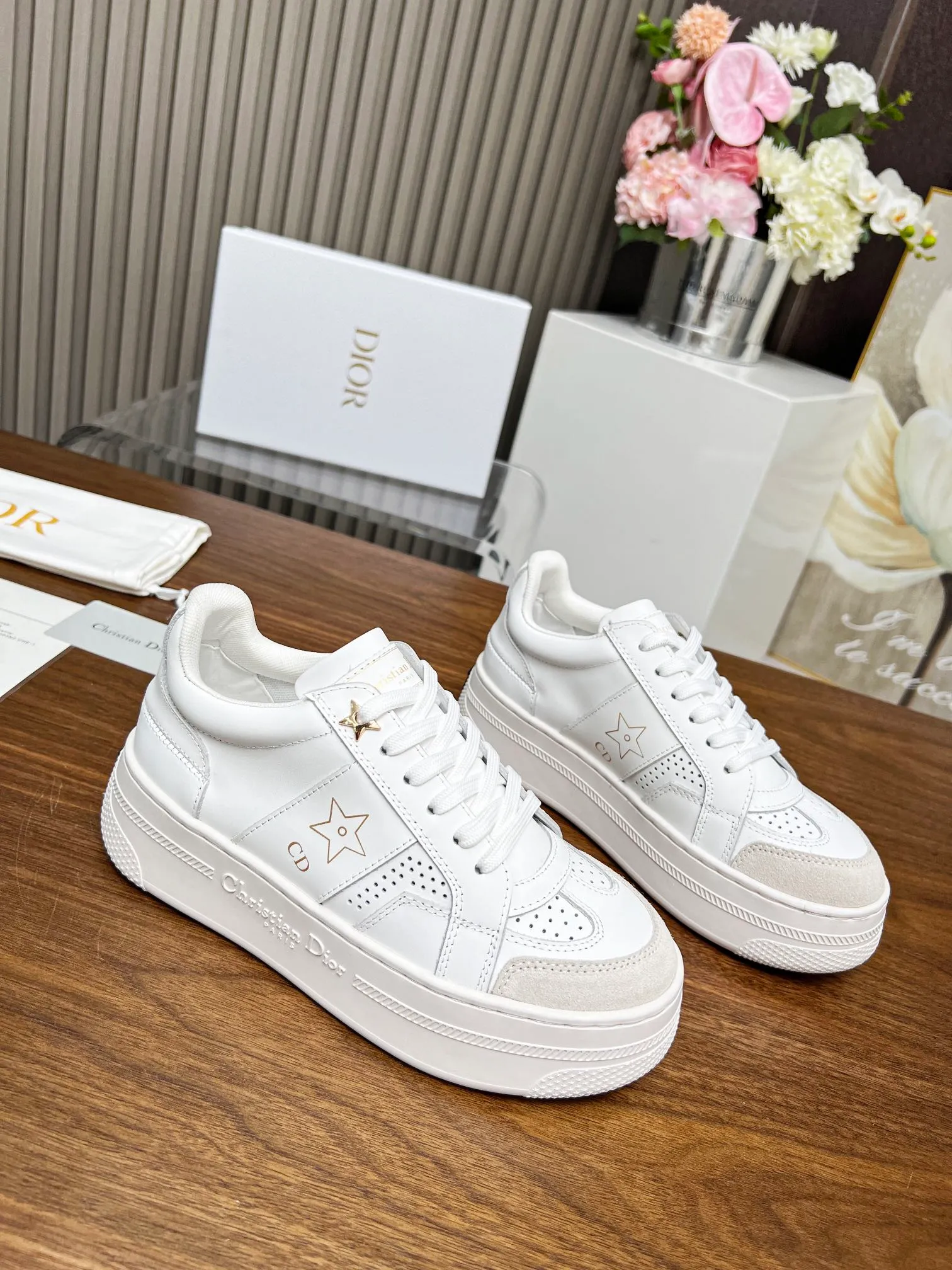 👟👟Ex-factory price 480👟👟 Dior's new 2024 Lucky Star, star sneakers, improve the signature line of modern style. The upper is carefully crafted from white calfskin, with matching suede calfskin panels on the front, and black CD signatures and star patterns on both sides, highlighting its unique charm. With a thick yet ultra-light signature sole that is 5cm taller, this sneaker can be paired with casual wear all year round. Size: 35-41. Welcome to place your order in the picture above [Rose][Rose][Rose]